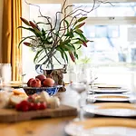 The Pine Including Games Room, Camp Fire & Hot Tub * Bristol