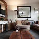 The Pine Including Games Room, Camp Fire & Hot Tub Bristol