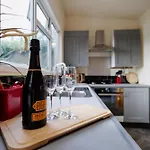 Casa de Férias The Pine Including Games Room, Camp Fire & Hot Tub Bristol