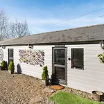 The Pine Including Games Room, Camp Fire & Hot Tub * Bristol