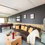 The Pine Including Games Room, Camp Fire & Hot Tub Bristol