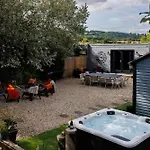 Hébergement de vacances The Pine Including Games Room, Camp Fire & Hot Tub