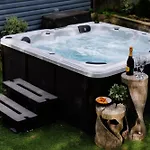 The Pine Including Games Room, Camp Fire & Hot Tub Hébergement de vacances *