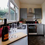 The Pine Including Games Room, Camp Fire & Hot Tub Bristol