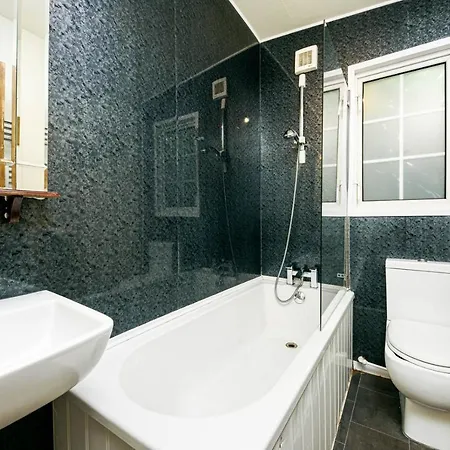 The Pine Including Games Room, Camp Fire & Hot Tub Holiday home Bristol
