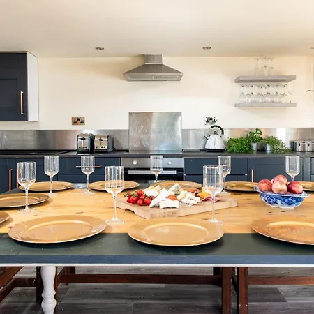 The Pine Including Games Room, Camp Fire & Hot Tub Holiday home Bristol