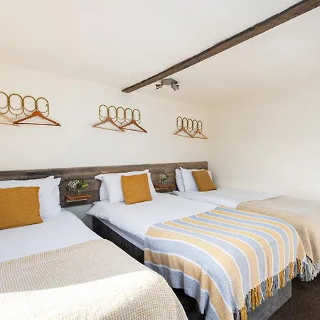 The Pine Including Games Room, Camp Fire & Hot Tub Будинок відпочинку Бристоль