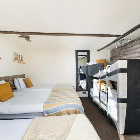 The Pine Including Games Room, Camp Fire & Hot Tub Bristol