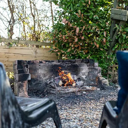Будинок відпочинку The Pine Including Games Room, Camp Fire & Hot Tub *
