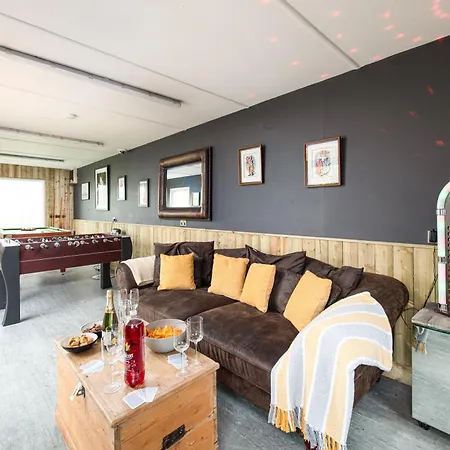 The Pine Including Games Room, Camp Fire & Hot Tub Бристоль