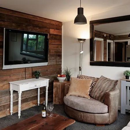 The Pine Including Games Room, Camp Fire & Hot Tub Holiday home *