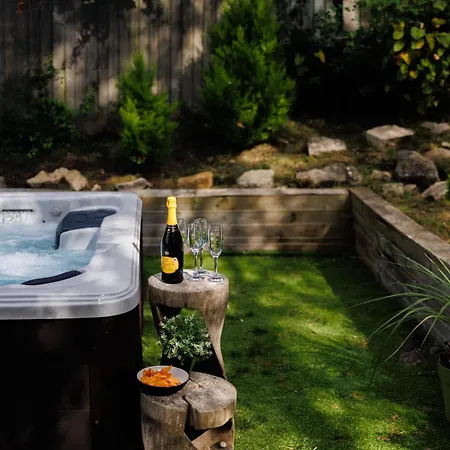 The Pine Including Games Room, Camp Fire & Hot Tub * Bristol