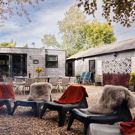 The Pine Including Games Room, Camp Fire & Hot Tub Holiday home *