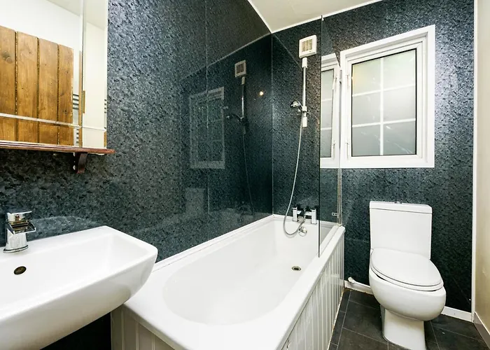 The Pine Including Games Room, Camp Fire & Hot Tub Holiday home Bristol