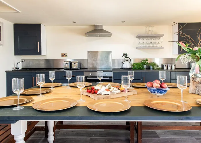 The Pine Including Games Room, Camp Fire & Hot Tub Holiday home Bristol