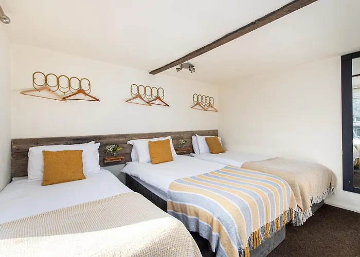 The Pine Including Games Room, Camp Fire & Hot Tub Holiday home Bristol