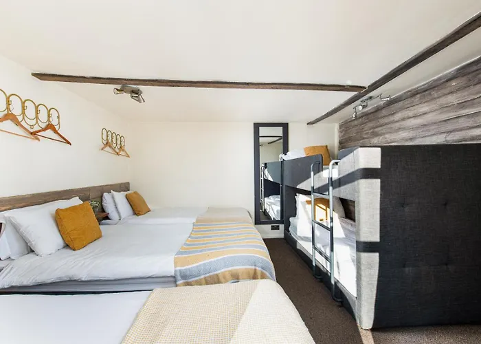 The Pine Including Games Room, Camp Fire & Hot Tub Bristol