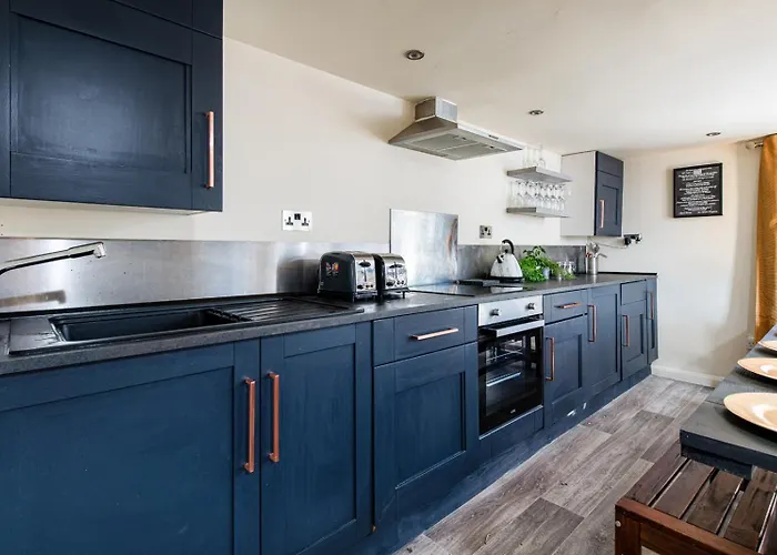 The Pine Including Games Room, Camp Fire & Hot Tub Holiday home Bristol