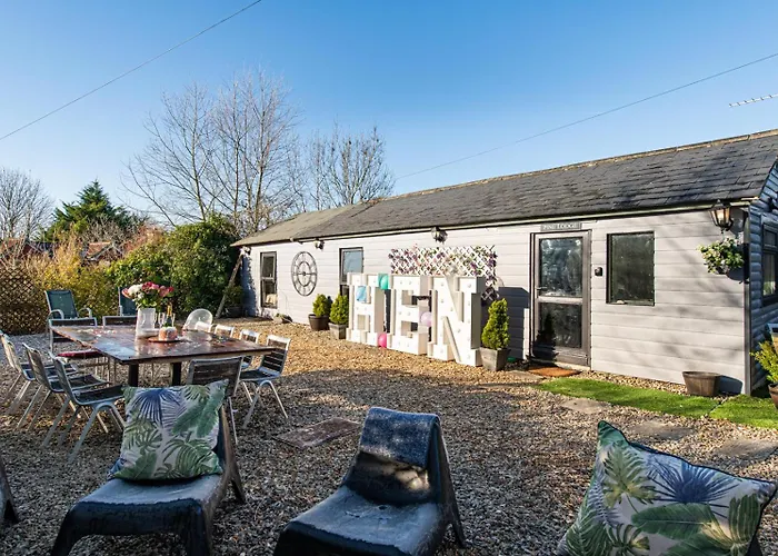 The Pine Including Games Room, Camp Fire & Hot Tub Bristol