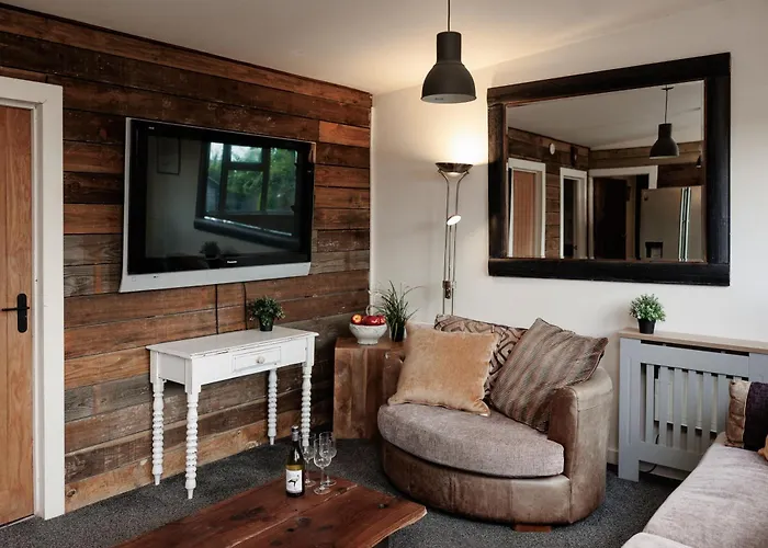 The Pine Including Games Room, Camp Fire & Hot Tub Holiday home *