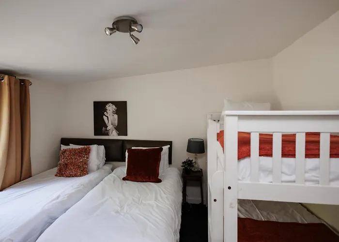 The Pine Including Games Room, Camp Fire & Hot Tub Bristol