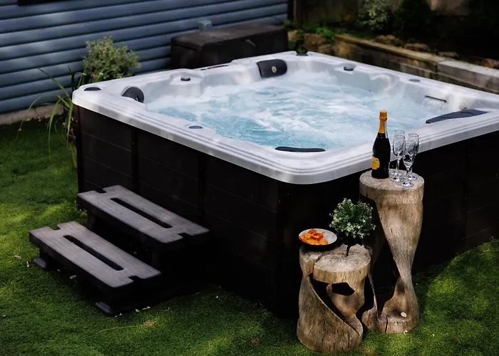 The Pine Including Games Room, Camp Fire & Hot Tub Holiday home *