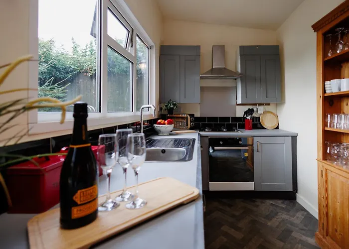 The Pine Including Games Room, Camp Fire & Hot Tub Bristol