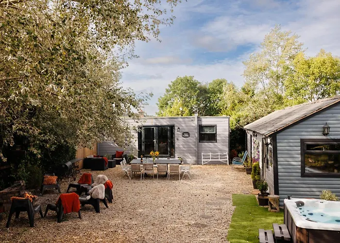 The Pine Including Games Room, Camp Fire & Hot Tub