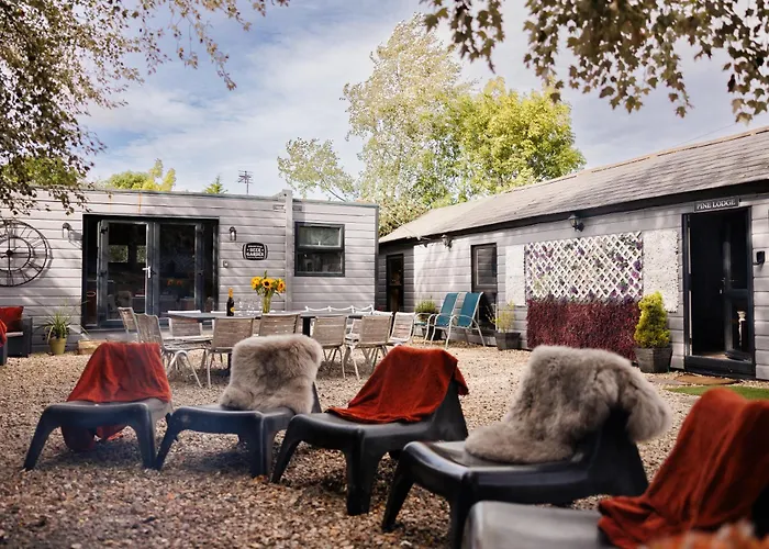 The Pine Including Games Room, Camp Fire & Hot Tub Holiday home *