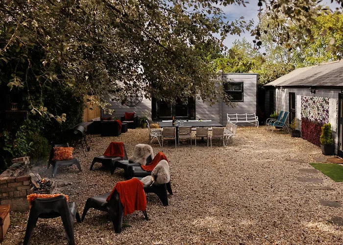 The Pine Including Games Room, Camp Fire & Hot Tub Holiday home Bristol