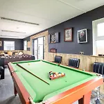 The Pine Including Games Room, Camp Fire & Hot Tub *