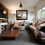 The Pine Including Games Room, Camp Fire & Hot Tub * 布里斯托