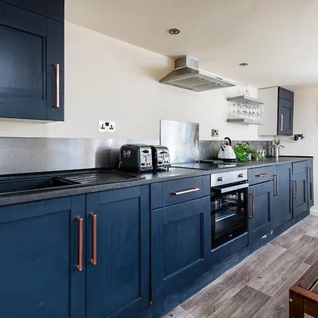 The Pine Including Games Room, Camp Fire & Hot Tub Vakantiehuis Bristol