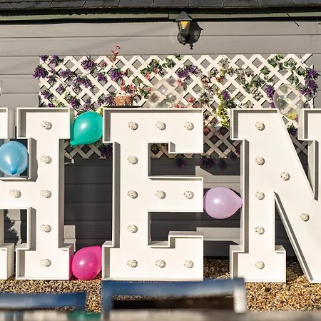 בית נופש The Pine Including Games Room, Camp Fire & Hot Tub בריסטול