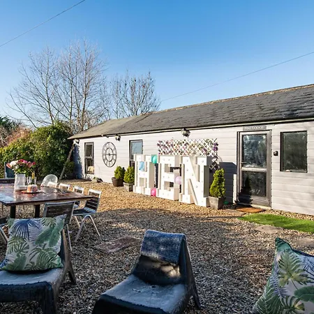 The Pine Including Games Room, Camp Fire & Hot Tub בריסטול