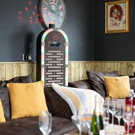 Vakantiehuis The Pine Including Games Room, Camp Fire & Hot Tub