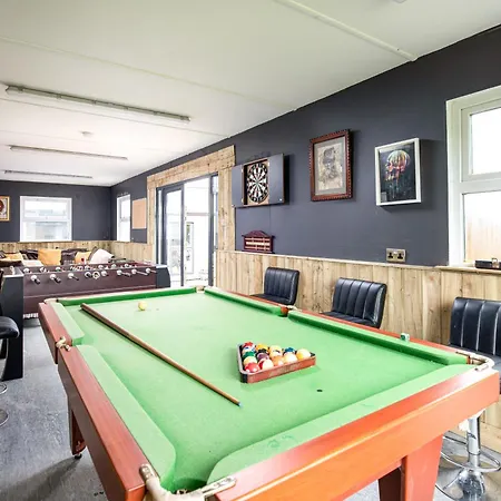 The Pine Including Games Room, Camp Fire & Hot Tub *