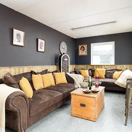 The Pine Including Games Room, Camp Fire & Hot Tub בית נופש