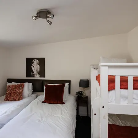 The Pine Including Games Room, Camp Fire & Hot Tub Bristol