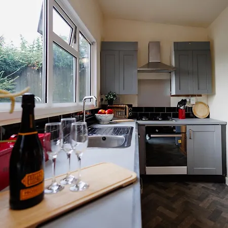 The Pine Including Games Room, Camp Fire & Hot Tub Bristol