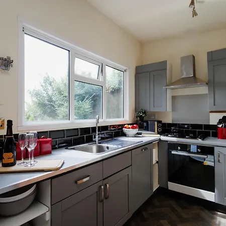 The Pine Including Games Room, Camp Fire & Hot Tub