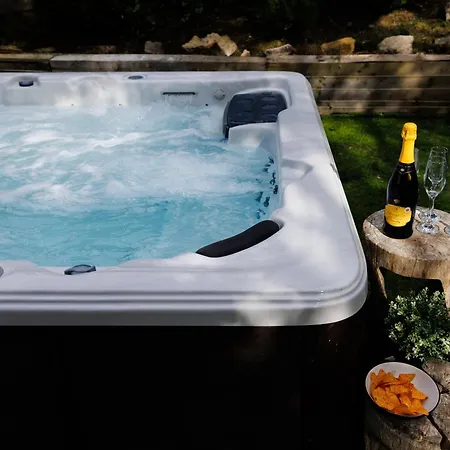 Vakantiehuis The Pine Including Games Room, Camp Fire & Hot Tub *