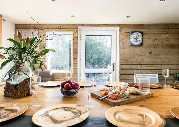 בית נופש The Pine Including Games Room, Camp Fire & Hot Tub בריסטול