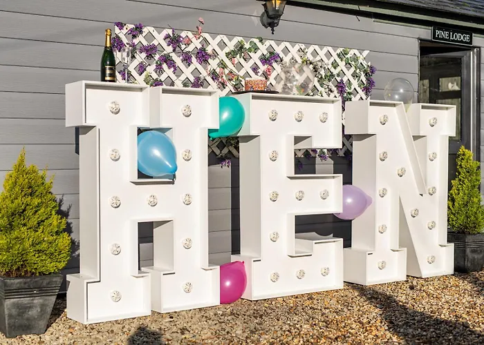 The Pine Including Games Room, Camp Fire & Hot Tub בית נופש בריסטול