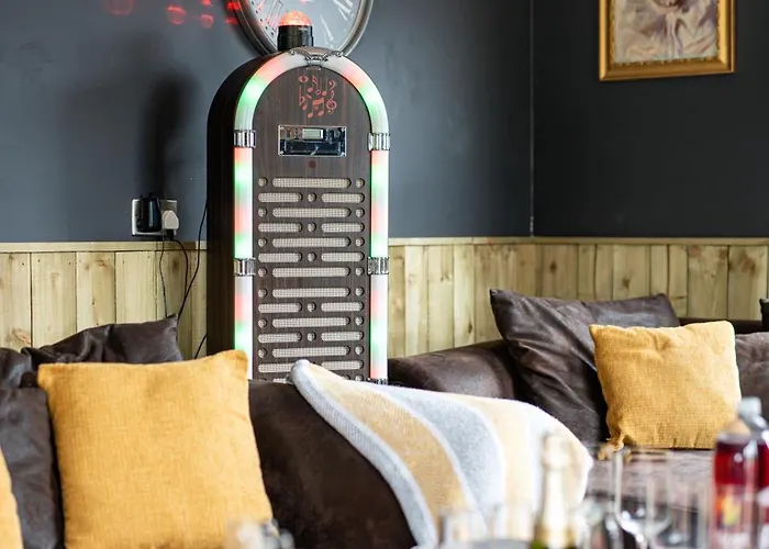 בית נופש The Pine Including Games Room, Camp Fire & Hot Tub