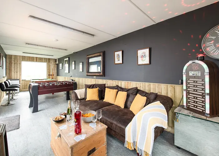 The Pine Including Games Room, Camp Fire & Hot Tub בריסטול