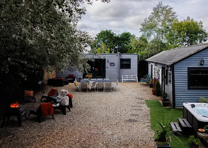 The Pine Including Games Room, Camp Fire & Hot Tub