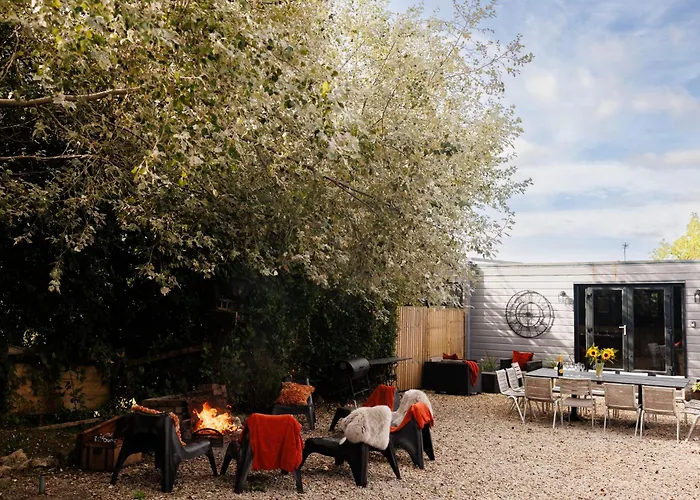 בית נופש The Pine Including Games Room, Camp Fire & Hot Tub בריסטול