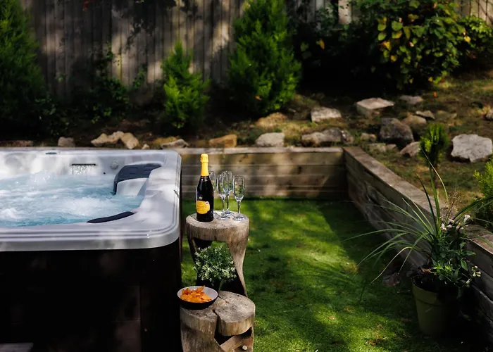 The Pine Including Games Room, Camp Fire & Hot Tub * בריסטול