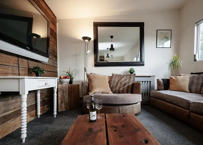 The Pine Including Games Room, Camp Fire & Hot Tub בריסטול